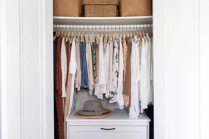 6 mẹo đơn giản để làm tủ quần áo có thể chứa được nhiều đồ - 1