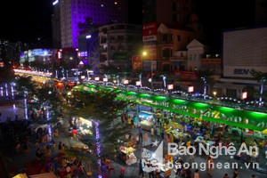 Tất cả các gian hàng tại phố đêm Cao Thắng đều được chỉnh trang, nâng cấp, bài trí bắt mắt, khoa học, tạo nên khung cảnh lung linh về đêm. Ảnh: Quang An