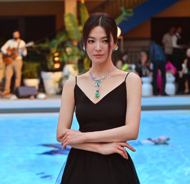 Chỉ một bức ảnh hậu trường sự kiện ở Paris, Song Hye Kyo đã khiến hàng nghìn người phải thốt lên: Đây là mỹ nhân đẹp nhất châu Á!  - Ảnh 3.
