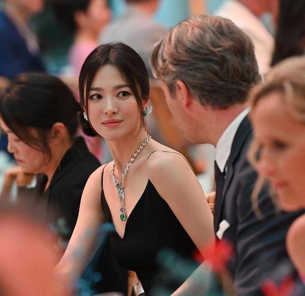 Chỉ một bức ảnh hậu trường sự kiện ở Paris, Song Hye Kyo đã khiến hàng nghìn người phải thốt lên: Đây là mỹ nhân đẹp nhất châu Á!  - Ảnh 4.