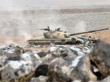Xe tăng của quân đội Syria trên sa mạc Palmyra.  Ảnh Al-Masdar News