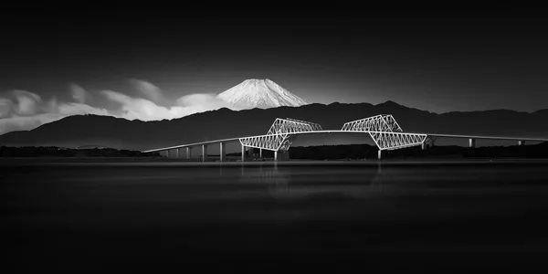 Bức ảnh Núi Phú Sĩ và Cầu Cổng (Núi Phú Sĩ và cổng cầu) của nhiếp ảnh gia Trung Quốc Shuchuan Liu, đã có địa điểm;  Đứng thứ 2 trong danh mục Đen trắng.