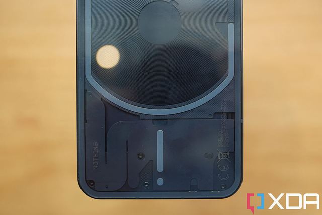 Đánh giá Nothing Phone 1, chiếc điện thoại có mặt sau phát sáng độc đáo của nhà sáng lập OnePlus trước đây - Ảnh 6.