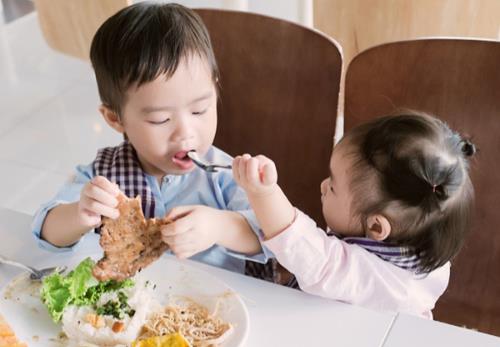 Nỗi đau đầu về việc ăn uống bừa bãi của con trẻ sẽ tan biến nếu bố mẹ áp dụng 7 chiêu kinh điển này - Ảnh 6