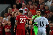 Cú húc đầu liều lĩnh của Nunez và thẻ đỏ gây hại cho Liverpool