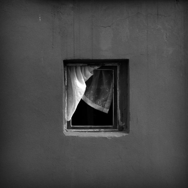 Nhiếp ảnh gia dành 12 năm để chụp khung cửa sổ cô đơn: Khi khung cảnh đơn giản nhất cũng ghi lại hình bóng của thời gian - Ảnh 11.