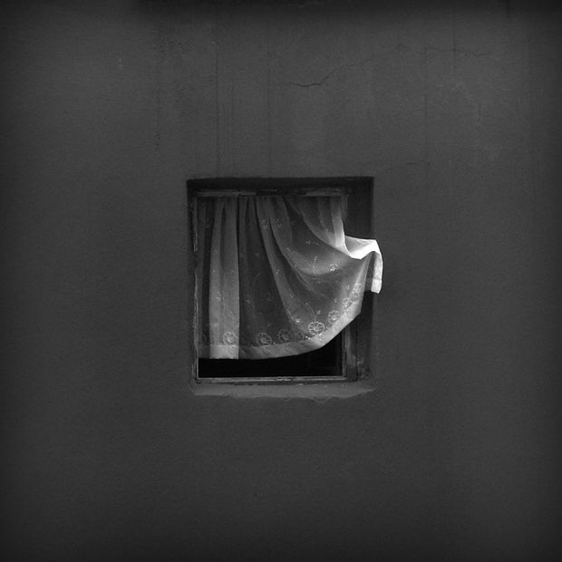     Nhiếp ảnh gia đã dành 12 năm để chụp khung cửa sổ cô đơn: Khi khung cảnh đơn giản nhất cũng ghi lại hình dạng của thời gian - Ảnh 13.