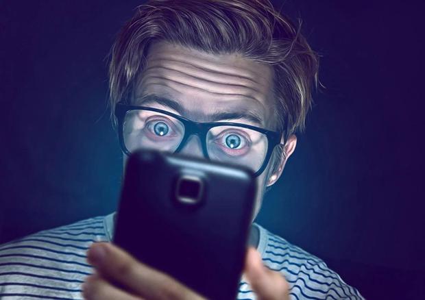 4 thói quen điển hình khi sử dụng điện thoại khiến mắt tăng nhanh như chớp, hãy xem bạn có bị gì không - Ảnh 3.