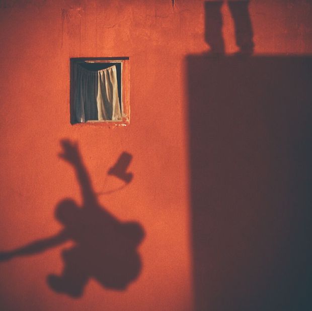Nhiếp ảnh gia dành 12 năm để chụp khung cửa sổ cô đơn: Khi khung cảnh đơn giản nhất cũng ghi lại hình bóng của thời gian - Ảnh 4.