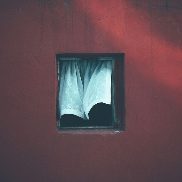 Nhiếp ảnh gia đã dành 12 năm để chụp khung cửa sổ cô đơn: Khi khung cảnh đơn giản nhất cũng ghi lại hình bóng của thời gian - Ảnh 6.