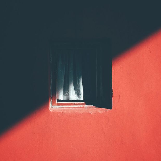     Nhiếp ảnh gia dành 12 năm để chụp khung cửa sổ cô đơn: Khi khung cảnh đơn giản nhất cũng ghi lại hình bóng của thời gian - Ảnh 9.