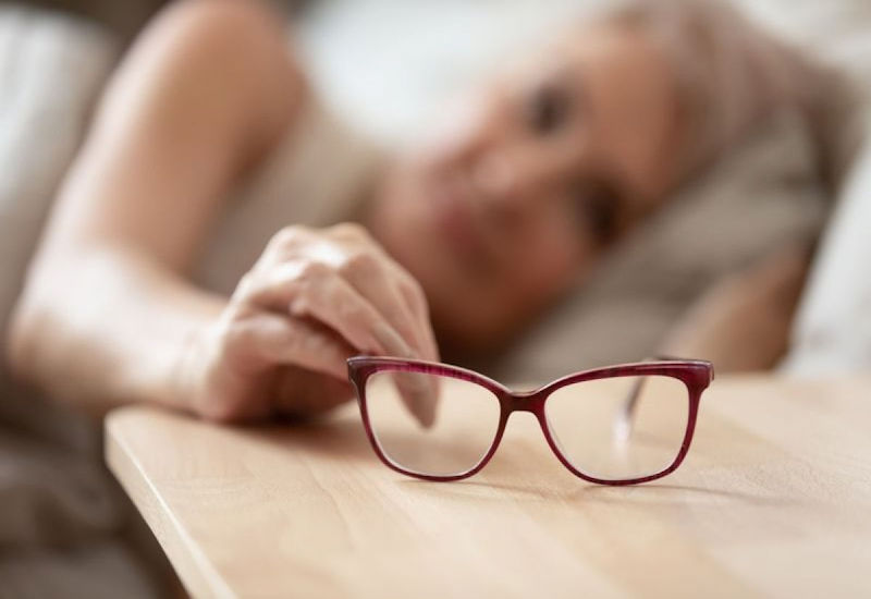Kính lão thị giúp cải thiện triệu chứng mờ mắt