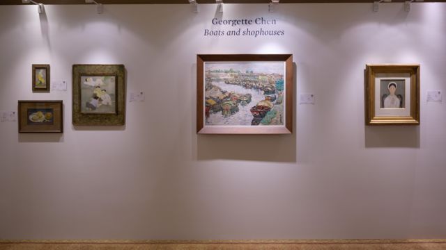 Sotheby's: bên trái là ba tác phẩm của Mai Trung Thứ, ngoài cùng bên phải là 