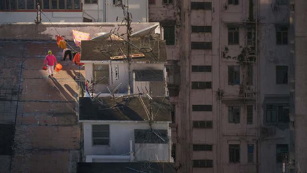 Nhiếp ảnh gia đã dành 4 năm để chụp cảnh sân thượng, phản ánh cuộc sống bình dị ở khu dân cư sầm uất nhất châu Á - Ảnh 14.